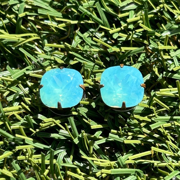 ✨Caribbean turquoise colored water in an earring! Iridescent & faceted posts - Picture 4 of 5
